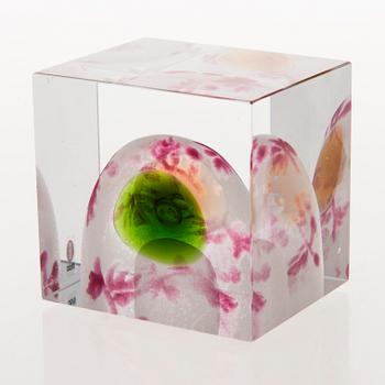 OIVA TOIKKA, An annual glass cube, signed Oiva Toikka Nuutajärvi 2008 and numbered 334/2000.