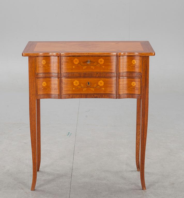 BYRÅ, gustaviansk stil. 1900-tal.