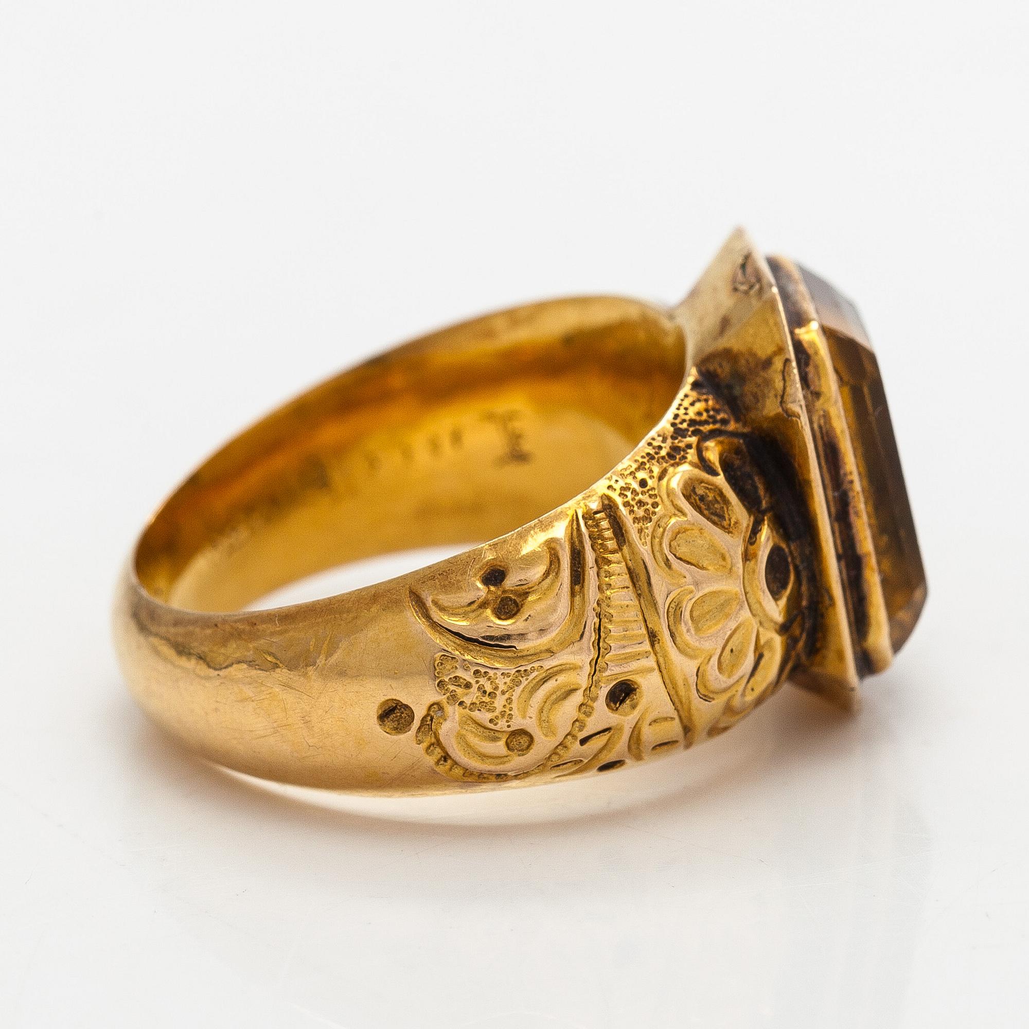 Ring, 18K guld, gult glas (paste) Bernt Erland Wallin, Tammerfors, 1800-talets andra hälft.