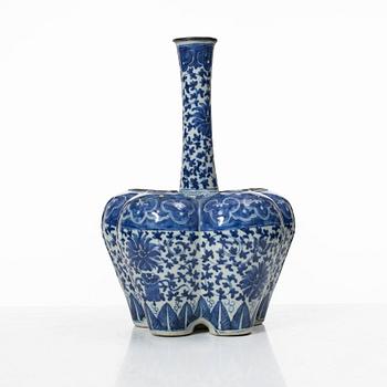 A blue and white tulip vase, Qing dynasty, circa 1900.