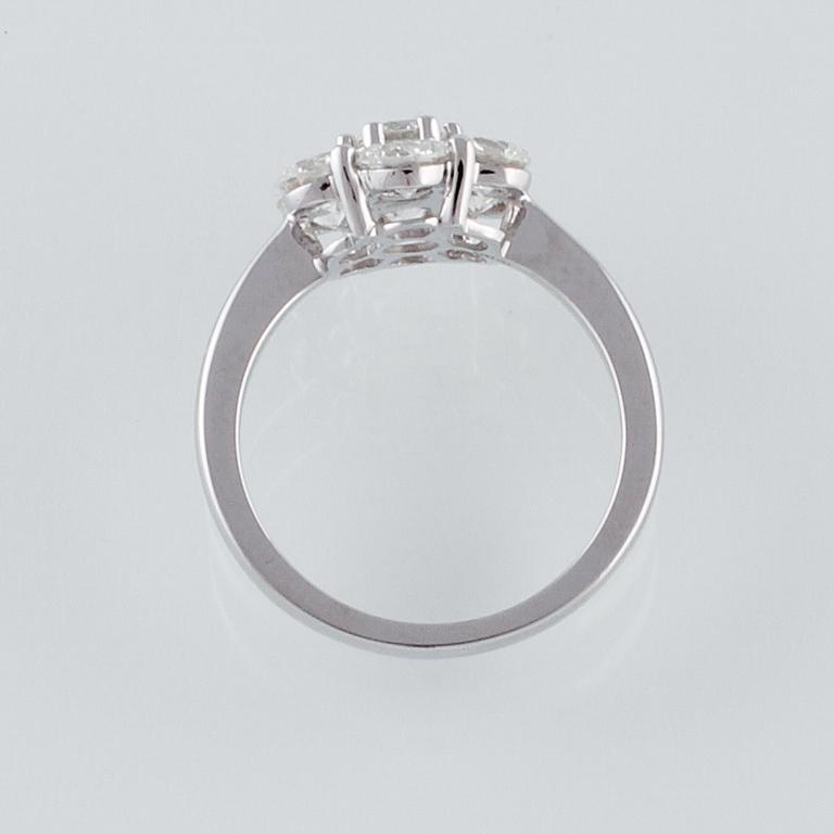 RING, 18K vitguld med 7 briljantslipade diamanter 2.17 ct. Vikt 5,5 gram.