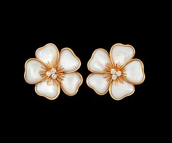 1322. ÖRHÄNGEN, van Cleef & Arpels, pärlemor och briljantslipade diamanter, tot. ca 0.50 ct, i form av blommor.