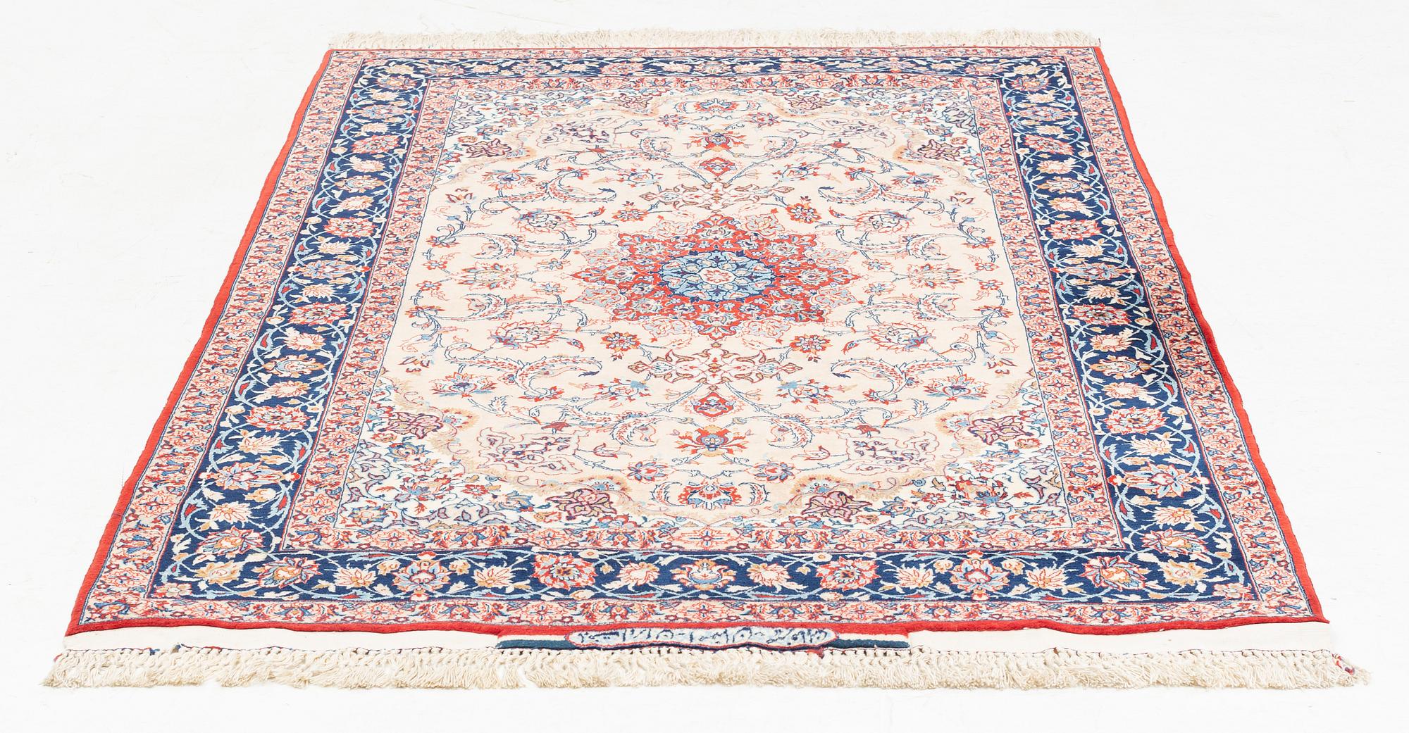 Matta, Isfahan, signerad (Ahmad) Seirafian, ca 178 x 110 cm (samt en kortsida med 3 cm slätväv).