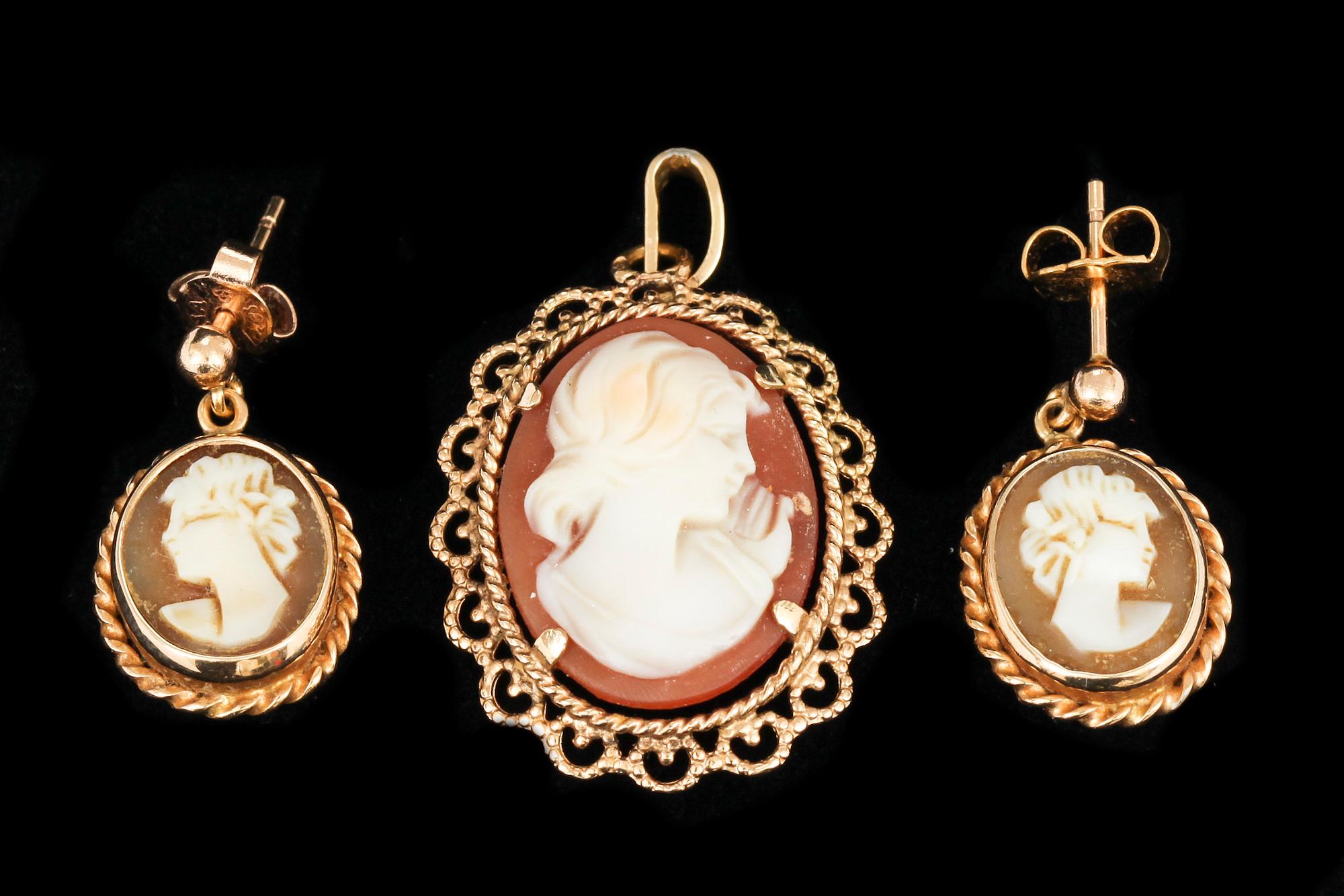 HÄNGE, samt ÖRHÄNGEN, ett par. 18k guld med sk. Camé. Vikt tot 6,7 g.
