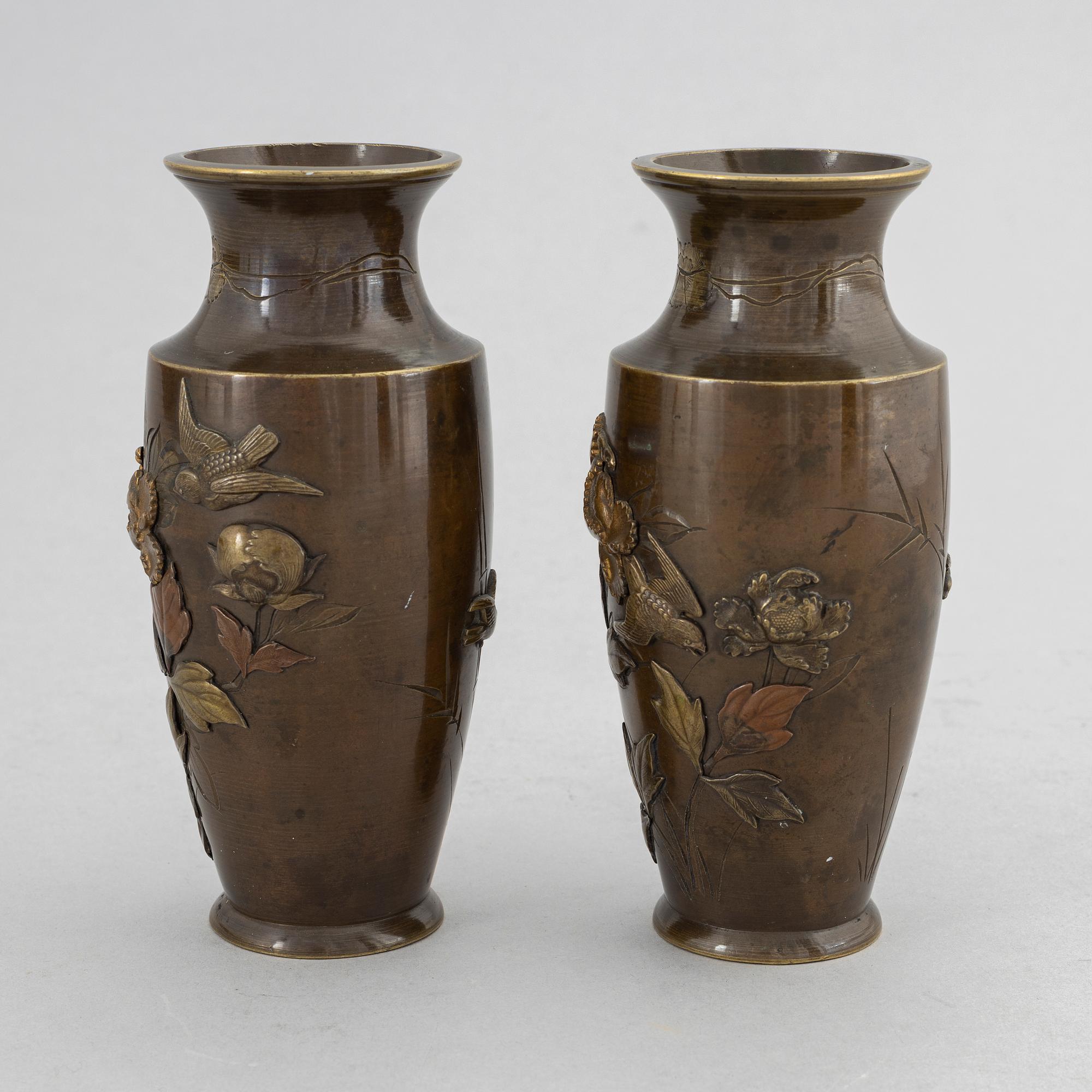 Vaser, ett par, brons, Japan, Meiji (1868-1912).