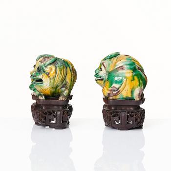 A pair of egg and spinach glazed figures of mythical creatures, Qing dynasty, Kangxi (1662-1722).