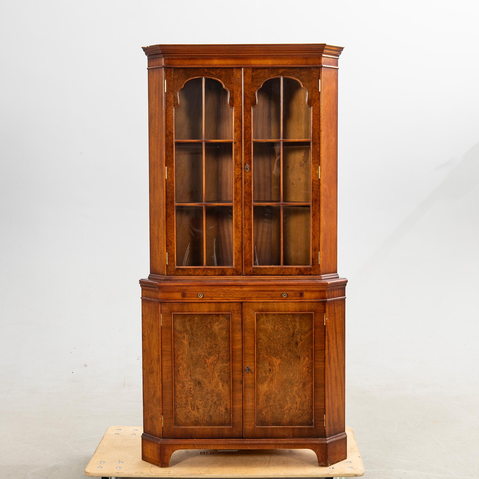 Vitrinskåp, Engelsk stil, 1900-tal.