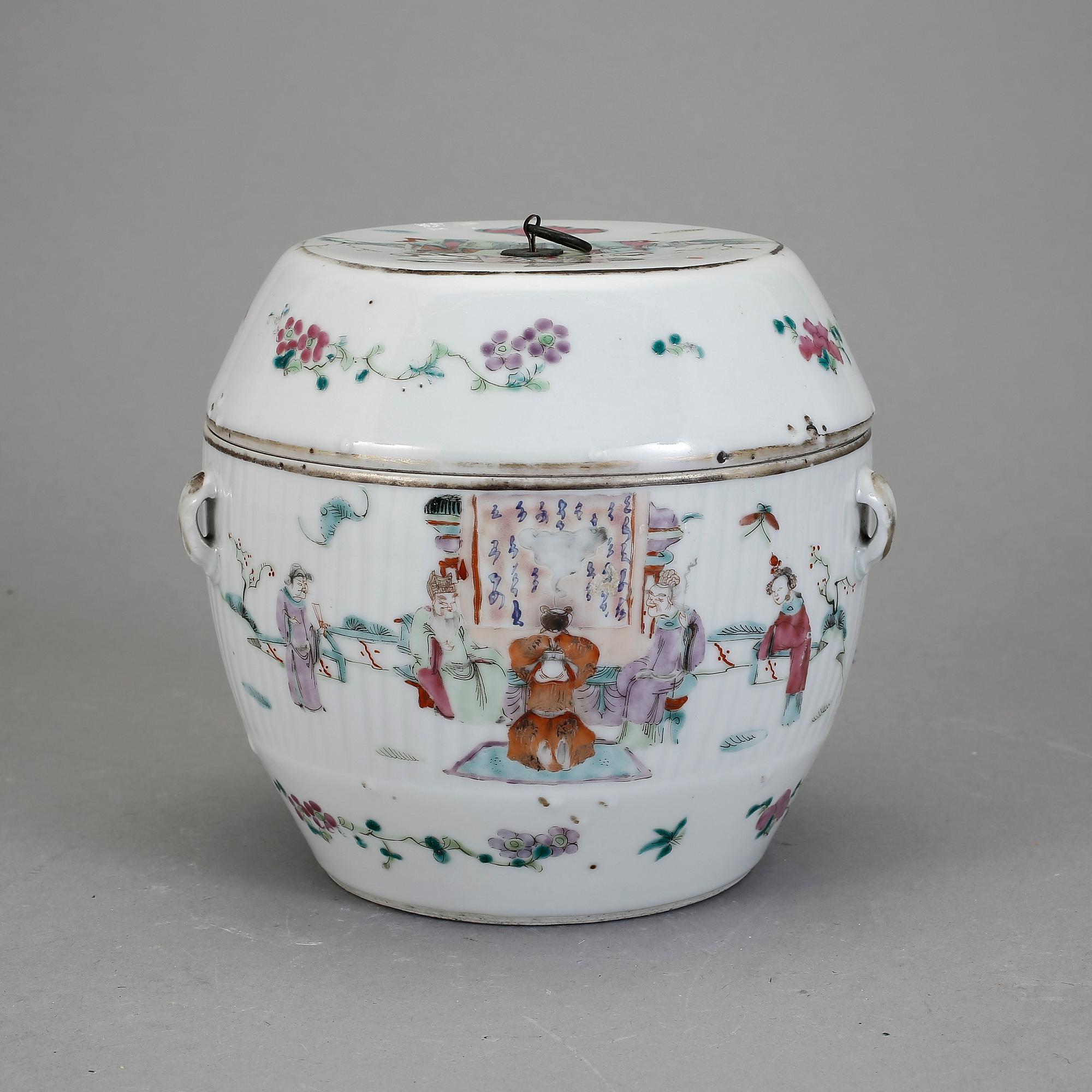 KAROTT MED LOCK, porslin, Kina omkring 1900.