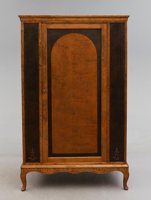 KLÄDSKÅP, 1900-talets första hälft.