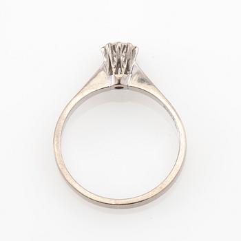 Solitaire ring in 18K white gold with a round brilliant-cut diamond.