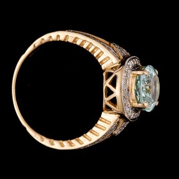 RING, 14k guld med oval akvamarin enligt uppgift 3,65 ct samt mindre briljantslipade diamanter. Vikt ca 5,6 gram.
