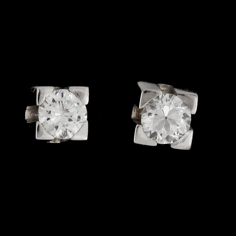 A pair of brilliant cut diamond studs, tot. app. 0.60 cts.