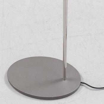 ARNE JACOBSEN, golvlampa "28710 Royal", för Louis Poulsen, Danmark, 1900-talets slut.