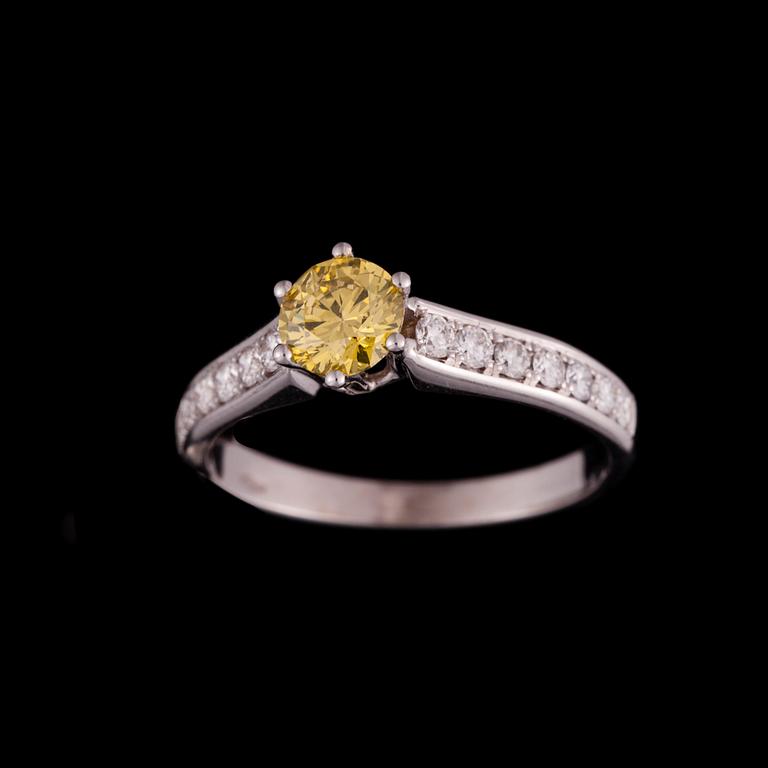 RING, 18K vitguld, gul diamant, diamanter. Vikt ca 3,3 g.