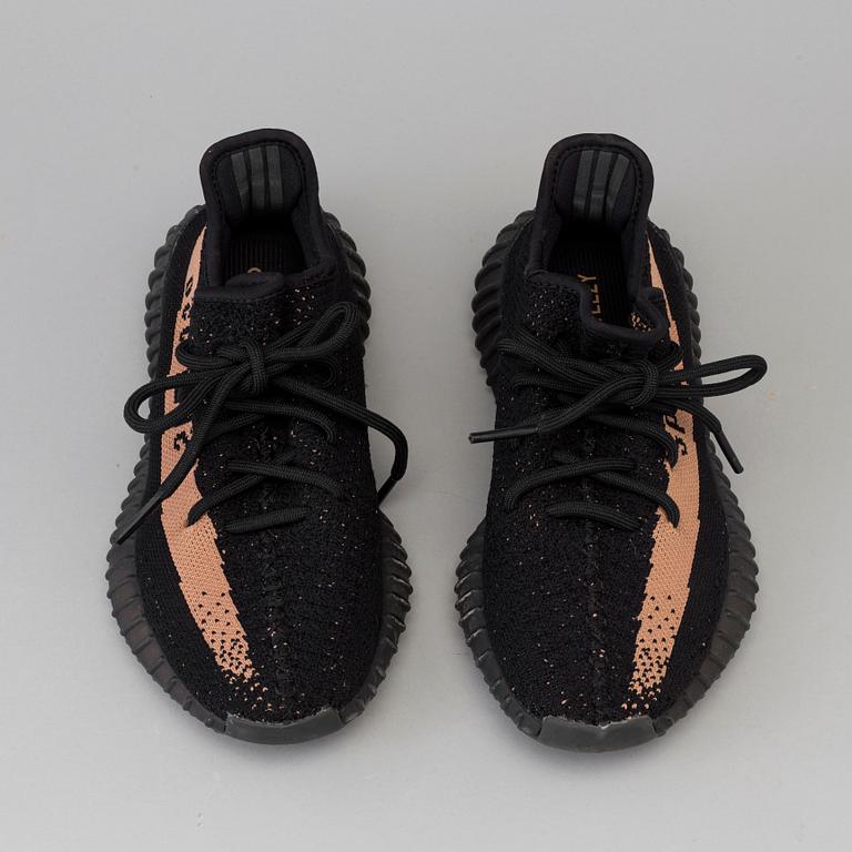 SNEAKERS, Adidas Yeezy Boost 350 V2, US storlek 4 1/2.