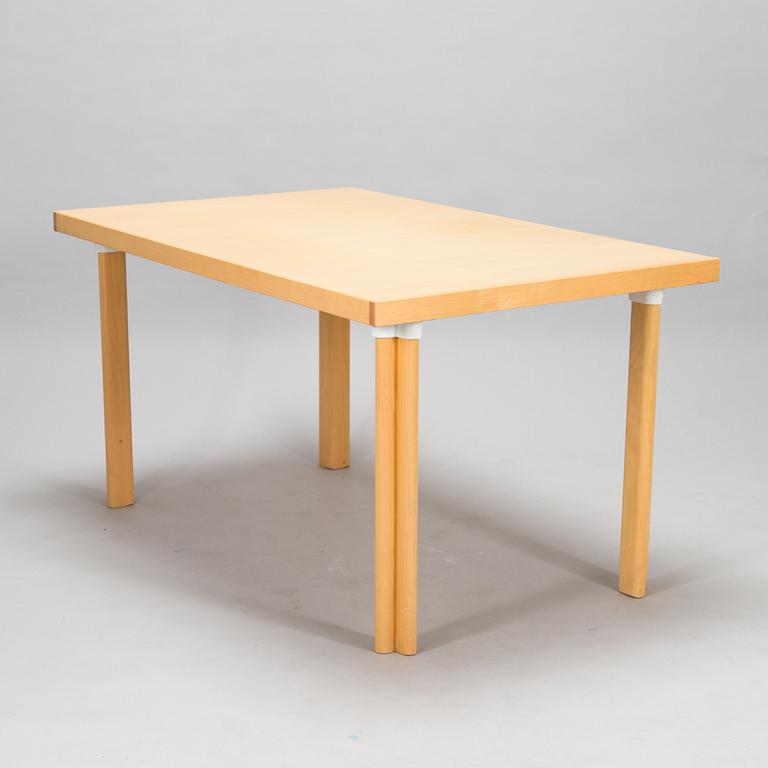 Alvar Aalto, a late 20th century 'H97' dining table for Artek.