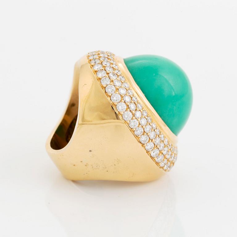 An 18K gold and chrysoprase Acchinelli ring set with round brilliant-cut diamonds.