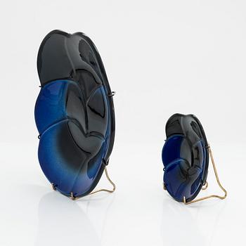 Birger Kaipiainen, dekorationsfat, 2 st, "Viola", stämpelmärkta, Arabia, 1900-talets slut.