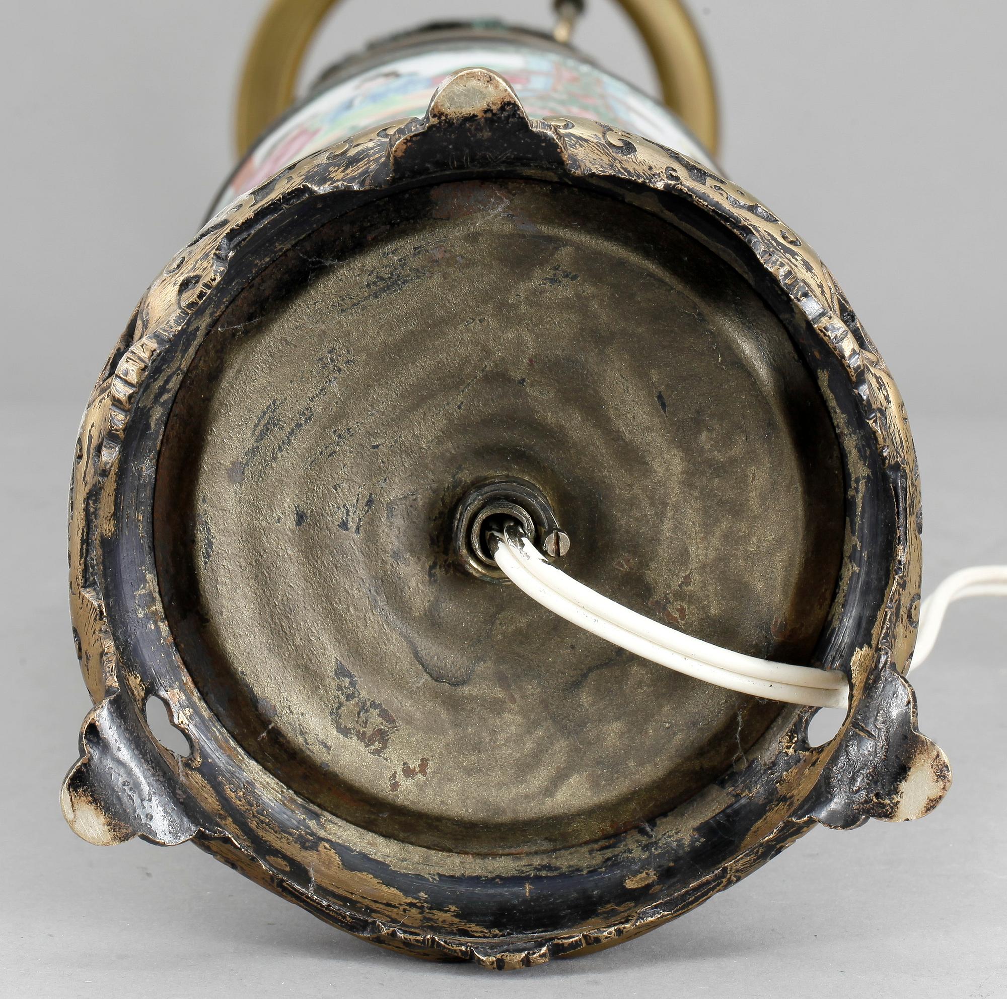 BORDSLAMPA, porslin och mässing, 1900-talets första hälft.