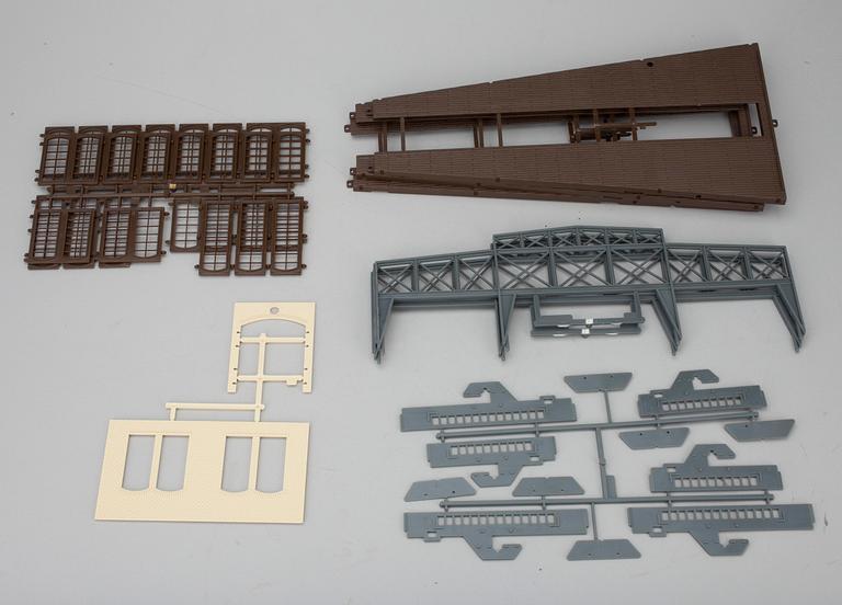 LOKOMOTIV, 2 st, TÅGVAGNAR samt DEPÅ, Märklin, Tyskland.