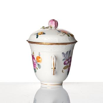 Chokladkopp med lock och trembleuse, porslin. Wien, 1700-tal.
