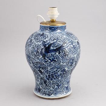 A Chinese blue and white porcelain urn, Qing dynasty, 19th century.