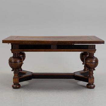 A baroque-style dining table from around 1900.