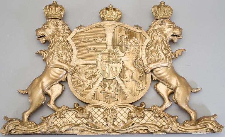 DEKORDEL MED SVERIGES RIKSVAPEN, trä, gips, sent 1800-tal.