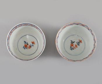 KOPPAR MED FAT, ett par, porslin, Kina, Qianlong (1736-95).