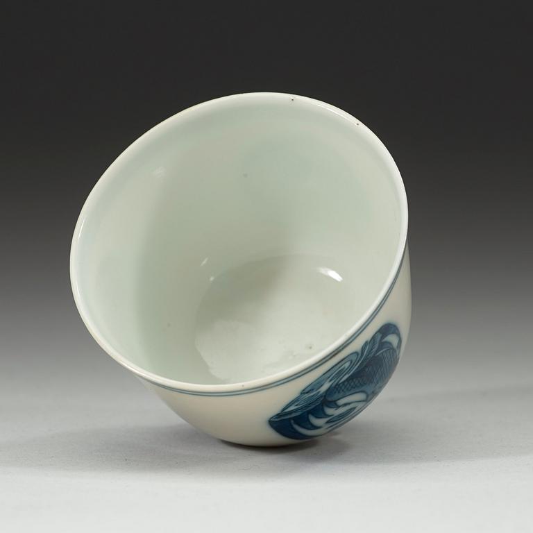 A blue and white Crane cup, Qing dynasty 19th century. With Qianlongs four characters mark.