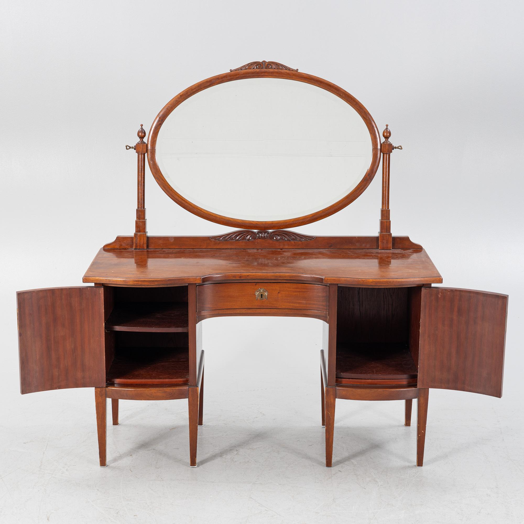 A mahogany veneered dressing table with a mirror, early 20th Century.