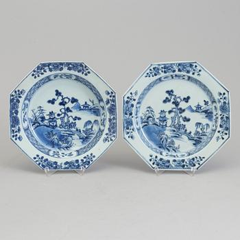 A blue and white export porcelain plate and soup plate, Qing dynasty, Qianlong (1736-95).