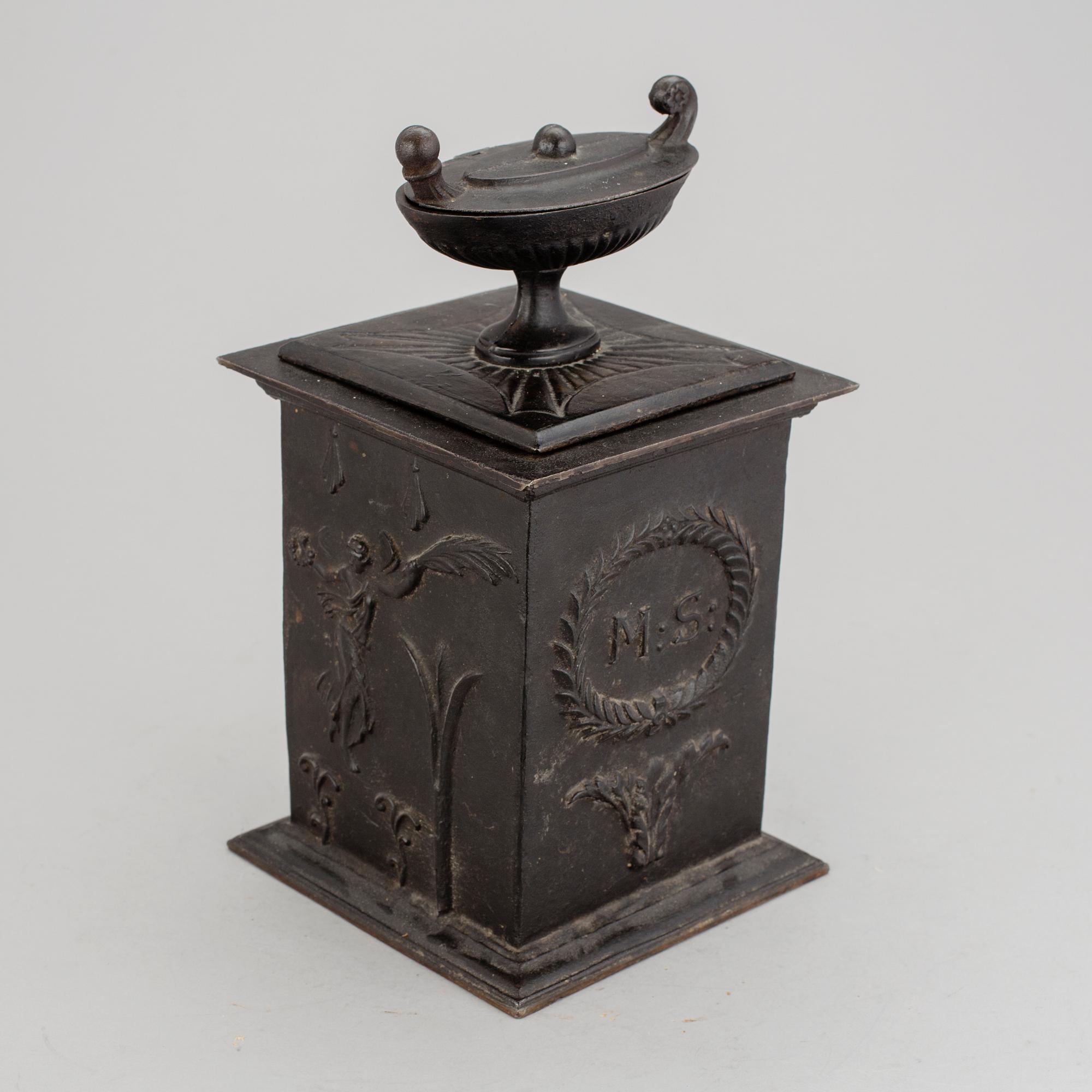 TOBAKSBURK, gjutjärn. Hällefors bruk, daterad 1827.