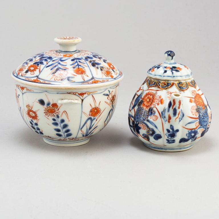 A imari teapot with cover and bowl with cover, Qing dynasty, Kangxi (1662-1722) and 18th century.