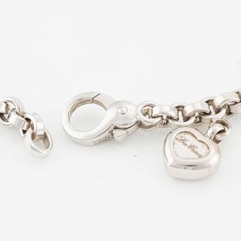 An 18K white gold Chopard "Happy Diamonds" necklace set with round brilliant-cut diamonds.