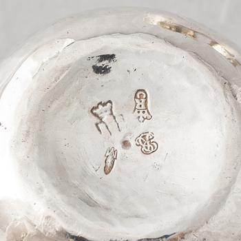 Fyra små silver bägare, 1800-tal, tre från Frankrike och en möjligen Tyskland (Darmstadt).