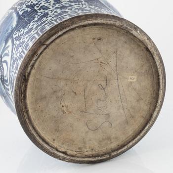 Golvvas, porslin, Kina, sen Qingdynasti, omkring 1900.