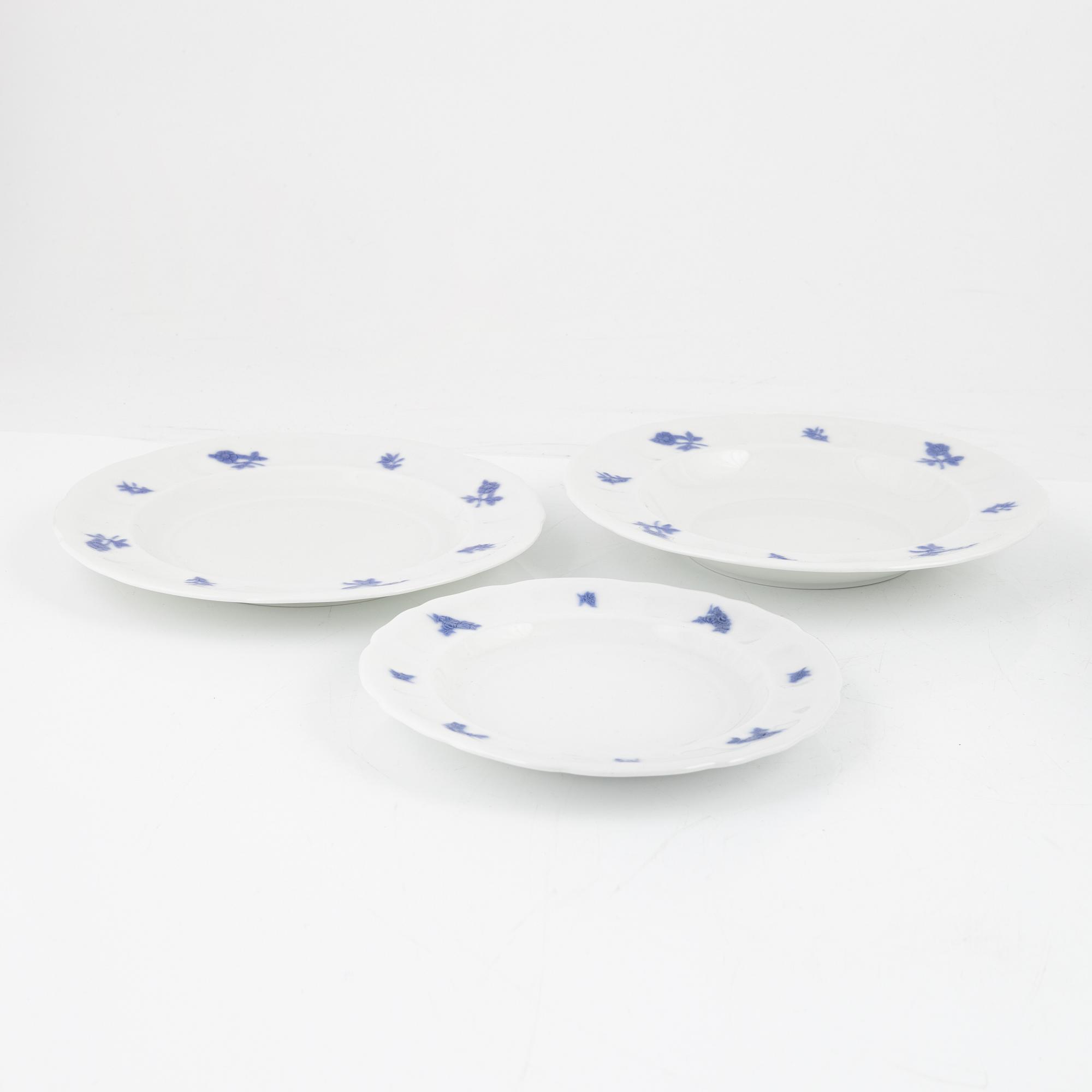 Rörstrand, a porcelaine coffee- and dinner service, 'Blå Blom' (74 pieces).