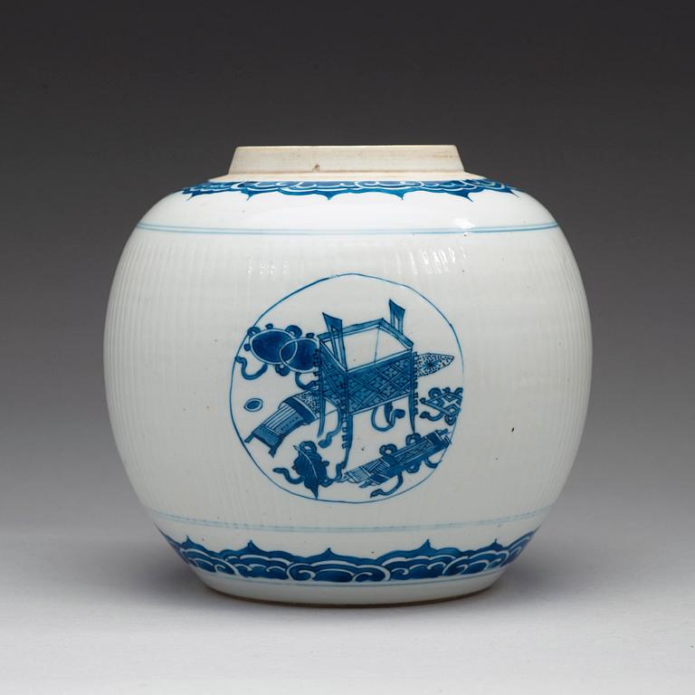 A blue and white jar, Qing dynasty, Kangxi (1662-1722).