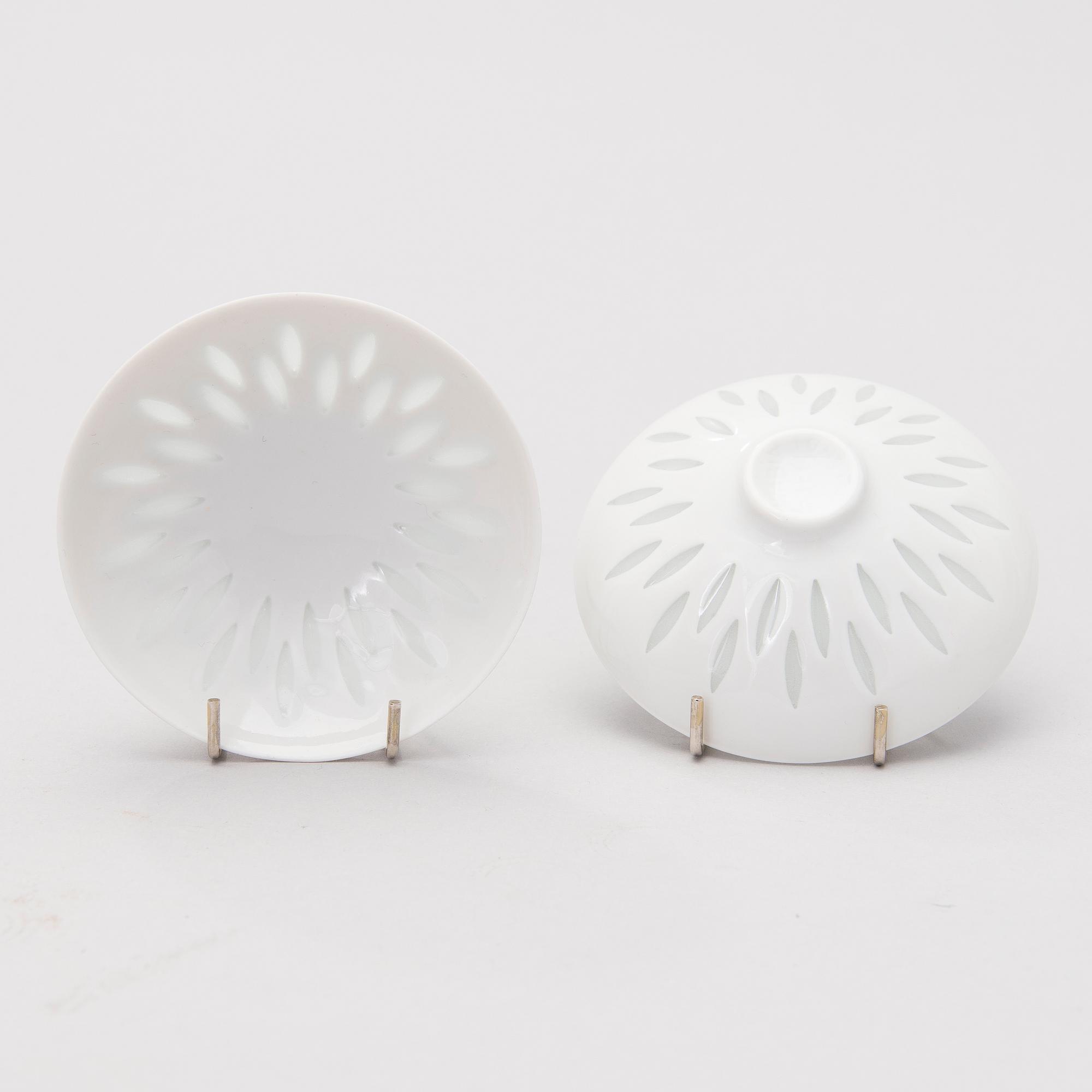 A 40-piece set of tableware in porcelain, signed F.H.Kj. Finland Arabia.