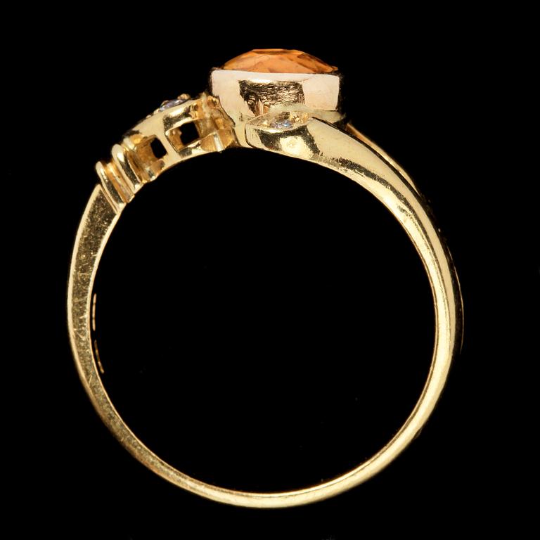 RING, 18k guld med 5 små briljantslipade diamanter samt gul sten. Vikt 5 g.
