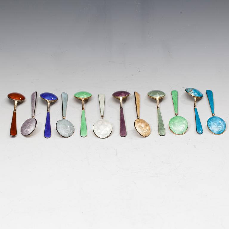 MOCKASKEDAR, 12 st, silver 916 och emalj, Tillander, Helsingfors 1951. Vikt 135 g.