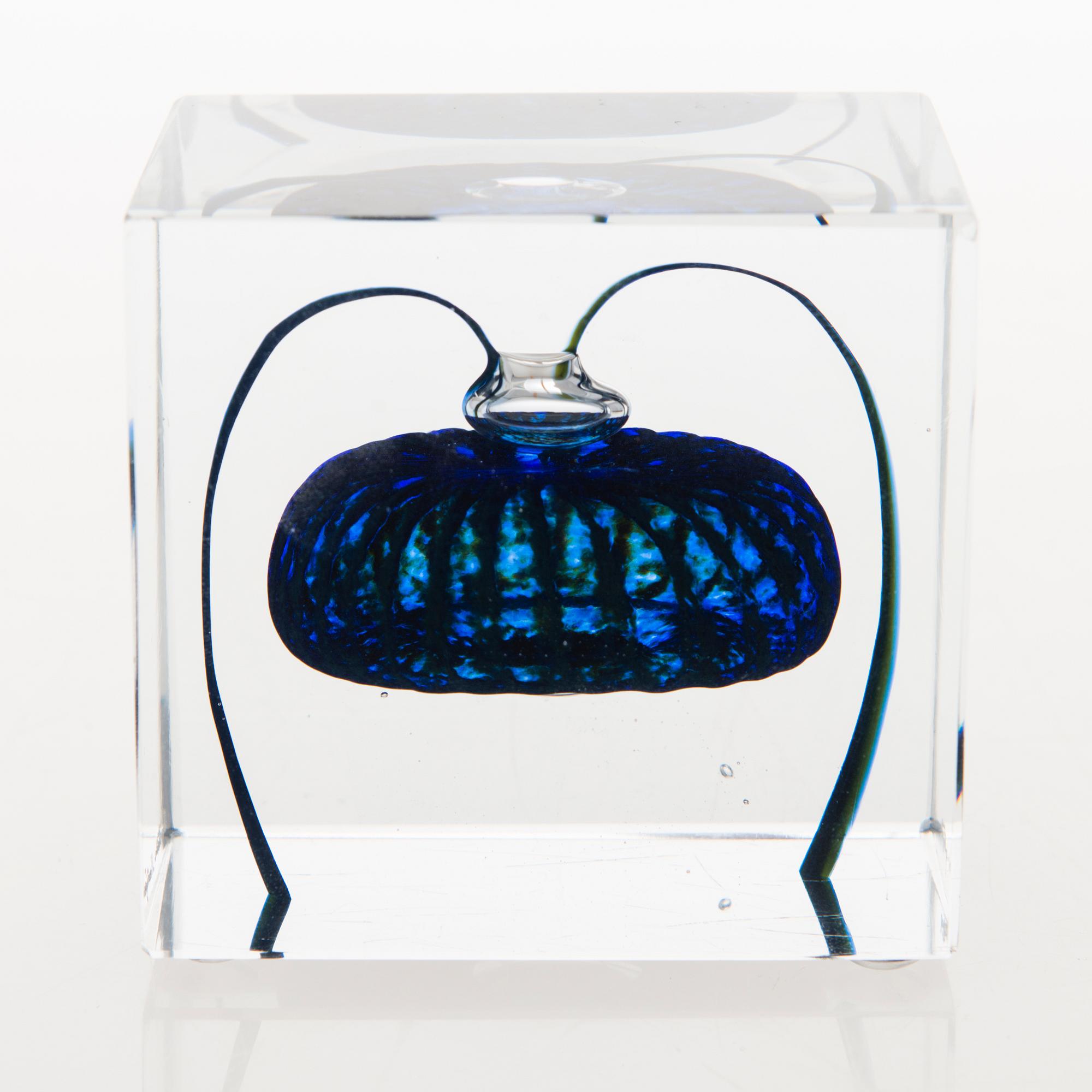 OIVA TOIKKA,  An annual glass cube, signed Oiva Toikka Nuutajärvi, Sampo-Yhtiöt.