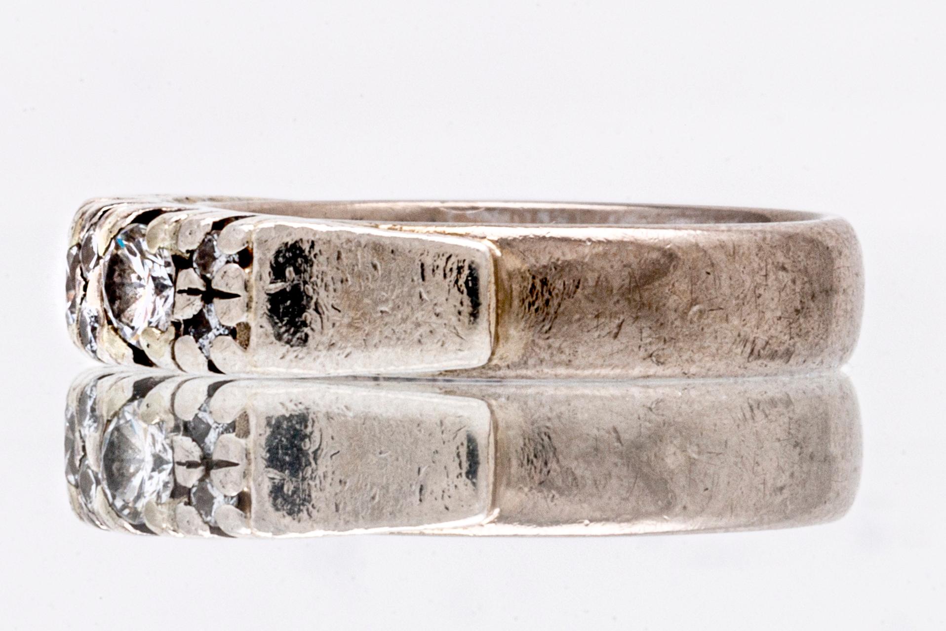 Ring 18K whitegold 3 larger and 8 smaller diamonds approx 0,5 ct, size 53,5.