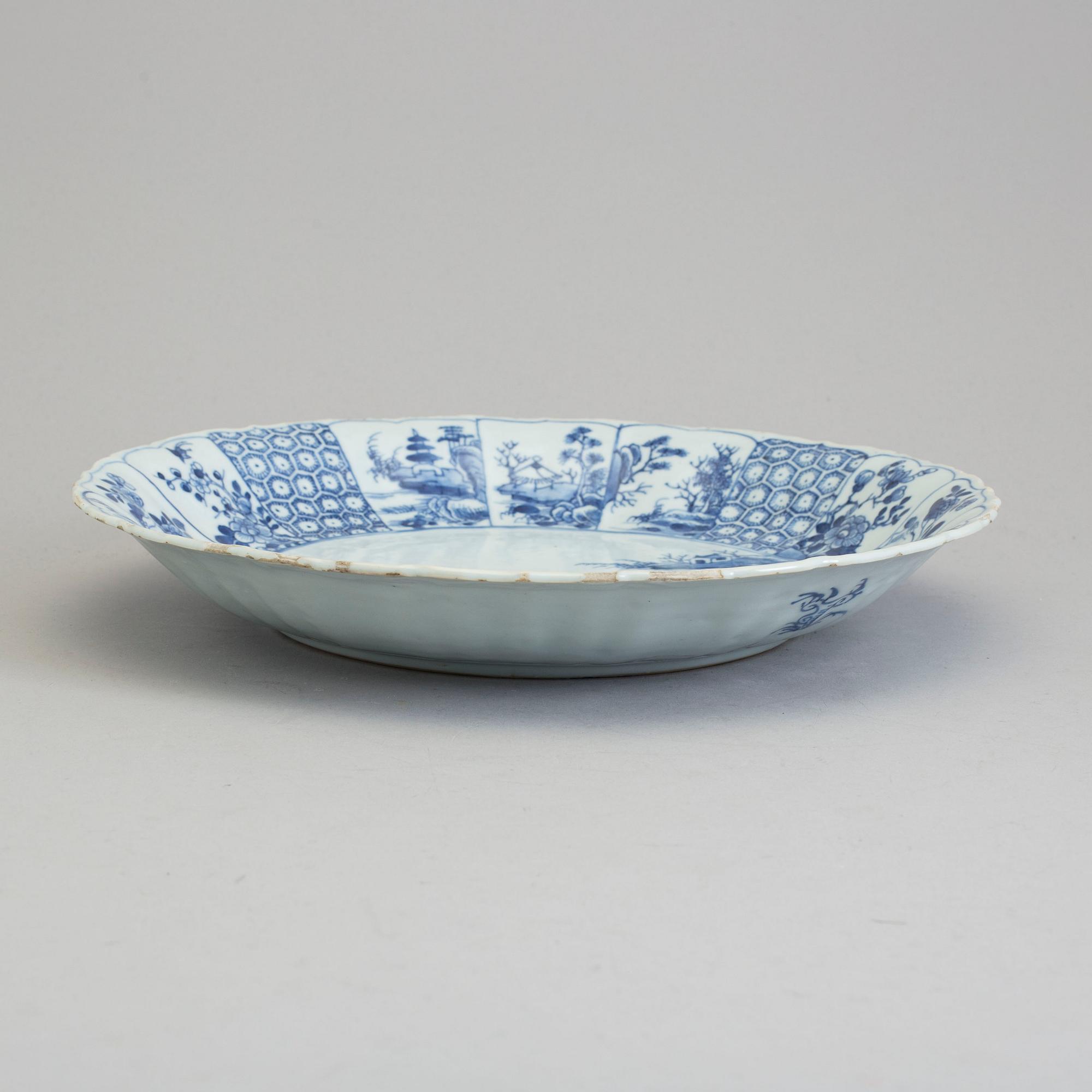 A large blue and white porcelain dish, Qing dynasty, 18th century.