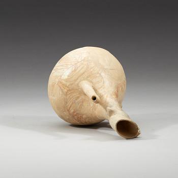 KANNA. Lergods. Sannolikt Keshan 1100-1200-tal, Iran. Höjd 27 cm.