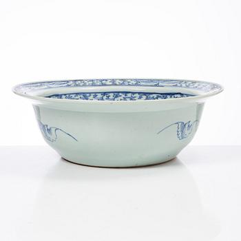 A large blue and white basin, Qing dynasty, 19th century.