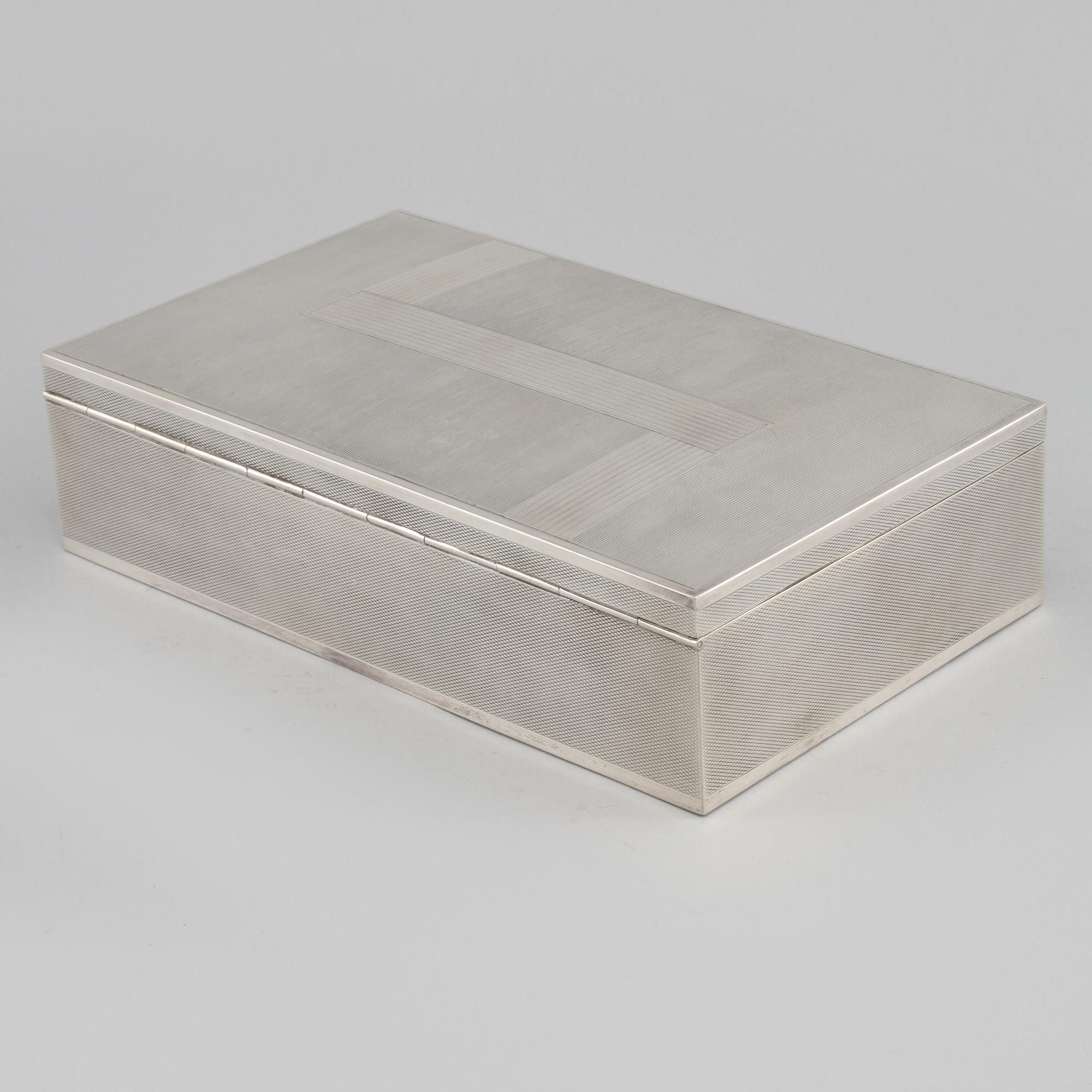 CIGARRSKRIN, silver, importstämplat, omkring 1900-talets mitt, total vikt 875 gram.