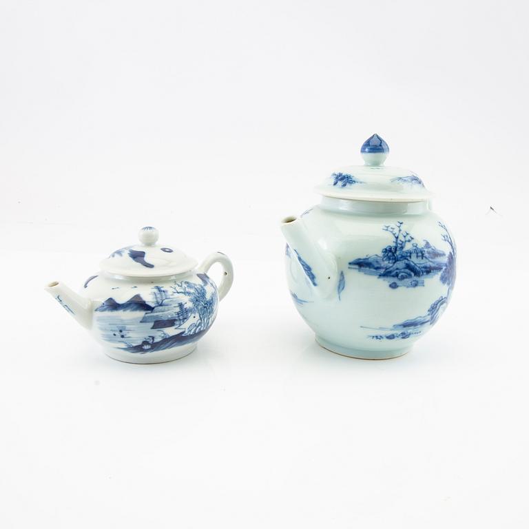 Teapots 2 pcs and a vase China, Qianlong/Daoguang 17/19th century porcelain.