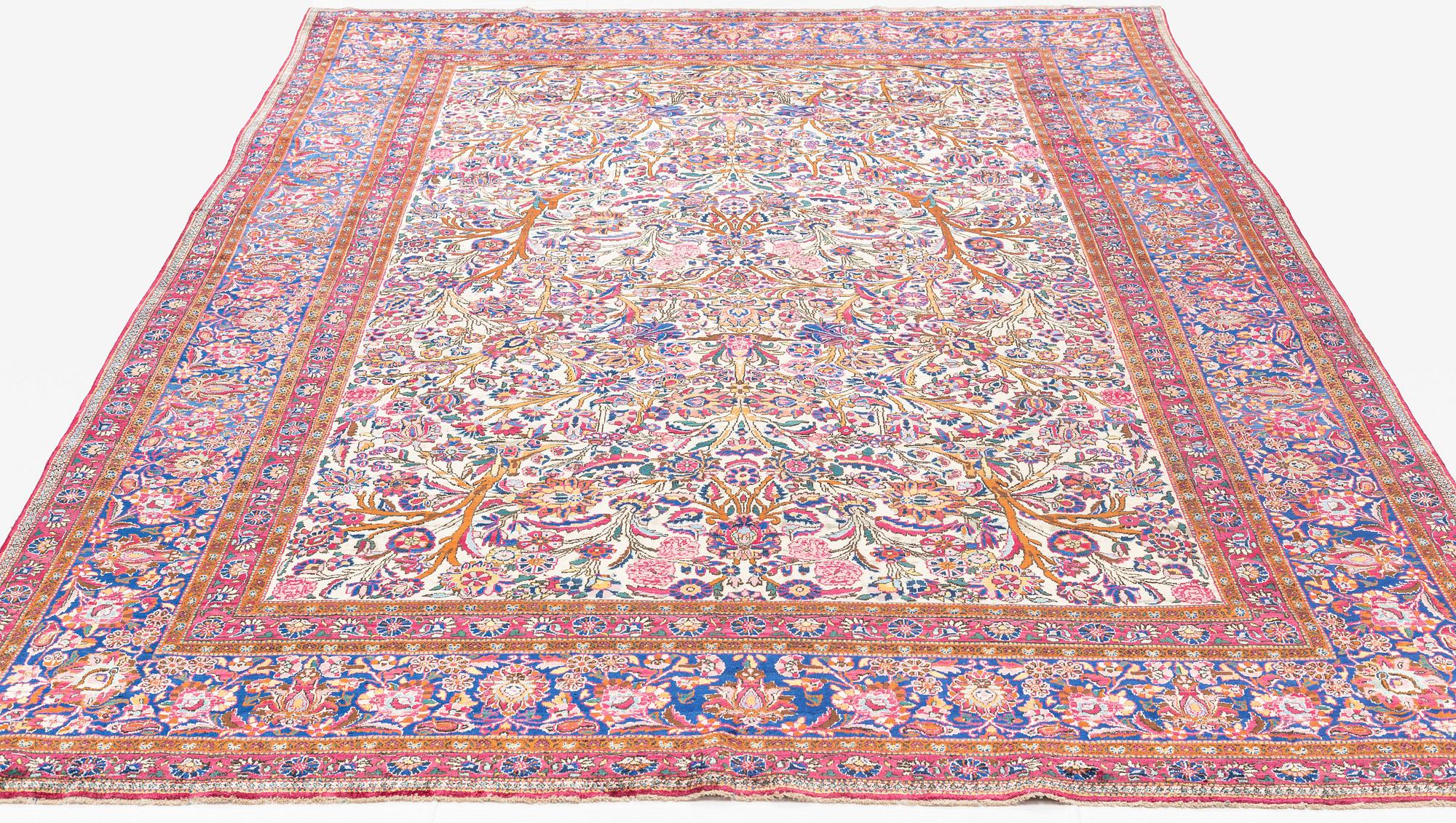 A carpet, semi-antik, silk Kashan, ca 315,5 x 204 cm.